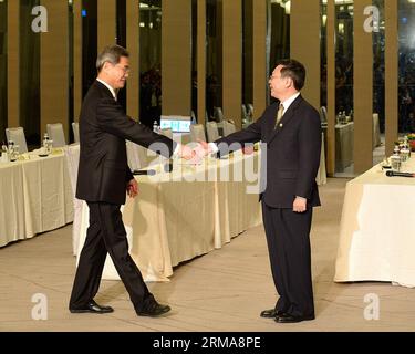 (140625) -- TAIPEI, 25. Juni 2014 (Xinhua) -- Zhang Zhijun (L), Direktor des Taiwan Affairs Office des chinesischen Staatsrats, trifft sich mit Taiwans Festlandchef Wang Yu-Chi in Taipeh, Südostchinas Taiwan, am 25. Juni 2014. Es war ihr zweites Treffen in diesem Jahr. Wang besuchte das Festland im Februar. (Xinhua/He Junchang) (ry) CHINA-TAIPEI-ZHANG ZHIJUN-MEETING (CN) PUBLICATIONxNOTxINxCHN TAIPEI Juni 25 2014 XINHUA Zhang Zhijun l Direktor des TAIWANESISCHEN Büros für Angelegenheiten des Staatsrates China S trifft mit dem Leiter der TAIWANESISCHEN Festlandangelegenheiten Wang Yu Chi in TAIPEI Südostchina S TAIWAN J Stockfoto