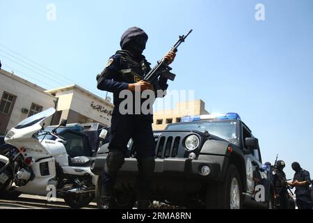 (140625) -- KAIRO, 25. Juni 2014 (Xinhua) -- ägyptische Polizisten stehen am Ort einer Bombenexplosion vor dem Heliopolis Court im ägyptischen Heliopolis-Viertel Kairo, 25. Juni 2014, wachsam. Seit dem Sturz des islamistischen Präsidenten Mohamed Mursi ist eine Welle militanter Angriffe und Explosionen gegen Sicherheitspersonal und öffentliche Institutionen hauptsächlich auf der widerspenstigen Sinai-Halbinsel gestiegen. Aber in letzter Zeit haben sich die Angriffe in die Hauptstadt und die Delta-Städte eingeschlichen. (xinhua/Ahmed Gomaa) (djj) ÄGYPTEN-KAIRO-BOMBENANSCHLAG PUBLICATIONxNOTxINxCHN Kairo Juni 25 2014 XINHUA Ägyptische Polizisten stehen IN der S in Wachsamkeit Stockfoto