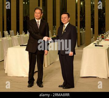 (140625) -- TAIPEI, 25. Juni 2014 (Xinhua) -- Zhang Zhijun (L), Direktor des Taiwan Affairs Office des chinesischen Staatsrats, trifft sich mit Taiwans Festlandchef Wang Yu-Chi in Taipeh, Südostchinas Taiwan, am 25. Juni 2014. Es war ihr zweites Treffen in diesem Jahr. Wang besuchte das Festland im Februar. (Xinhua/He Junchang) (ry) CHINA-TAIPEI-ZHANG ZHIJUN-MEETING (CN) PUBLICATIONxNOTxINxCHN TAIPEI Juni 25 2014 XINHUA Zhang Zhijun l Direktor des TAIWANESISCHEN Büros für Angelegenheiten des Staatsrates China S trifft mit dem Leiter der TAIWANESISCHEN Festlandangelegenheiten Wang Yu Chi in TAIPEI Südostchina S TAIWAN J Stockfoto