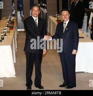 (140625) -- TAIPEI, 25. Juni 2014 (Xinhua) -- Zhang Zhijun (L), Direktor des Taiwan Affairs Office des chinesischen Staatsrats, trifft sich mit Taiwans Festlandchef Wang Yu-Chi in Taipeh, Südostchinas Taiwan, am 25. Juni 2014. Es war ihr zweites Treffen in diesem Jahr. Wang besuchte das Festland im Februar. (Xinhua/Wang Shen) (ry) FOCUS CHINA-TAIPEI-ZHANG ZHIJUN-MEETING (CN) PUBLICATIONxNOTxINxCHN TAIPEI Juni 25 2014 XINHUA Zhang Zhijun l Direktor des Büros für TAIWAN-Angelegenheiten des Staatsrats China S trifft mit dem Leiter der TAIWANESISCHEN Festlandangelegenheiten Wang Yu Chi in Taipei Südostchina S TAIW zusammen Stockfoto