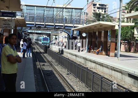 (140625) -- KAIRO, 25. Juni 2014 (Xinhua) -- Passagiere warten am Kobry El-Kobba Bahnhof in Kairo, Ägypten, 25. Juni 2014. Mindestens drei Menschen wurden am Mittwochmorgen verletzt, als zwei selbstgebaute Bomben an zwei U-Bahnstationen in der ägyptischen Hauptstadt Kairo explodierten, sagte die Quelle des Innenministeriums. Die U-Bahn fuhr nach mehr als 15 Minuten Pause wieder in Betrieb. (xinhua/Ahmed Gomaa) (djj) EGYPT-CAIRO-BOMB BLAST-U-BAHN PUBLICATIONxNOTxINxCHN Kairo Juni 25 2014 XINHUA Passagiere warten in El Station in Kairo Ägypten Juni 25 2014 mindestens drei Prominente wurden am Mittwochmorgen verletzt, als zwei Home Mad Stockfoto