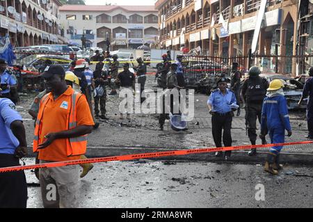 (140625) -- ABUJA, 25. Juni 2014 (Xinhua) -- Sicherheitspersonen sperren am 25. Juni 2014 den Ort einer Bombenexplosion im zentralen Geschäftsgebiet der nigerianischen Hauptstadt Abuja ab. Die Explosion ereignete sich in einem Einkaufszentrum in der Nähe eines großen Marktes in der nigerianischen Hauptstadt, sagten Zeugen. Es wurden keine offiziellen Opferzahlen angegeben, aber Zeugen sagten, dass sie Leichen gesehen hätten. (Xinhua/Ikechukwu IBE) NIGERIA-ABUJA-EXPLOSION PUBLICATIONxNOTxINxCHN Abuja Juni 25 2014 XINHUA Security Cordon an der Stelle einer Bombenexplosion im zentralen Geschäftsgebiet in Nigeria S Capital Abuja AM 25 2014. Juni die Explosion Stockfoto