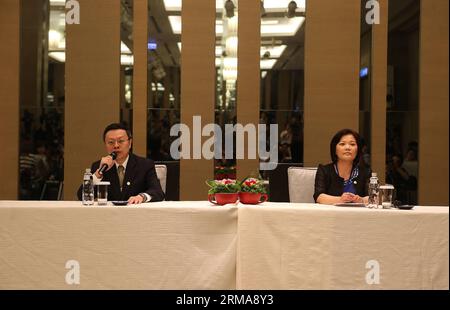 (140625) -- TAOYUAN, 25. Juni 2014 (Xinhua) -- Wang Yu-Chi (L), Direktor des chinesischen taiwanesischen Festlandrats, beantwortet Fragen auf einer Pressekonferenz in Taoyuan, südöstliches taiwanisches Taiwan, 25. Juni 2014. (Xinhua/Wang Shen) (hdt) CHINA-TAOYUAN-FESTLAND-ANGELEGENHEITEN RAT-PRESSEKONFERENZ (CN) PUBLICATIONxNOTxINxCHN Juni 25 2014 XINHUA Wang Yu Chi l Direktor des chinesischen TAIWAN S Festland-Angelegenheiten Rat Antworten Fragen AUF einer Pressekonferenz in Südostchina S TAIWAN Juni 25 2014 XINHUA Wang Shen HDT China Festland-Angelegenheiten Rat PRESSEKONFERENZ CN PUNOBLICTINxCHNxN Stockfoto