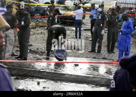 Sicherheitshelfer haben am 25. Juni 2014 den Ort einer Bombenexplosion im zentralen Geschäftsviertel der nigerianischen Hauptstadt Abuja abgesperrt. Mindestens 19 Menschen wurden bei einem Bombenanschlag getötet und 52 weitere verletzt, der am Mittwoch das Gebiet von Abuja in Wuse erschütterte. (Xinhua/Olatunji Obasa) NIGERIA-ABUJA-EXPLOSION-CASUALTY PUBLICATIONxNOTxINxCHN Security Cordon vor dem Ort einer Bombenexplosion im zentralen Geschäftsgebiet der nigerianischen Hauptstadt Abuja AM 25 2014. Juni wurden mindestens 19 Prominente GETÖTET und 52 andere bei einem Bombenanschlag verletzt Thatcher hat AM Mittwoch XINHUA Olatun das Gebiet Wuse in Abuja erschüttert Stockfoto