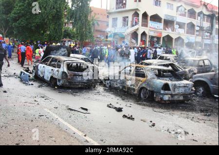 Beschädigte Autos wurden am 25. Juni 2014 am Standort einer Bombenexplosion im zentralen Geschäftsviertel in Nigerias Hauptstadt Abuja gesehen. Mindestens 19 Menschen wurden bei einem Bombenanschlag getötet und 52 weitere verletzt, der am Mittwoch das Gebiet von Abuja in Wuse erschütterte. (Xinhua/Olatunji Obasa) NIGERIA-ABUJA-EXPLOSION-OPFER PUBLICATIONxNOTxINxCHN beschädigte Autos sind Seen AM Ort einer Bombenexplosion im zentralen Geschäftsgebiet in der nigerianischen Hauptstadt Abuja AM 25 2014. Juni wurden mindestens 19 Prominente GETÖTET und 52 andere bei einem Bombenangriff verletzt Thatcher Rocked Wuse Gebiet von Abuja AM Mittwoch XINHUA Olatunj Stockfoto