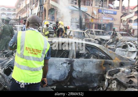 Beschädigte Autos wurden am 25. Juni 2014 am Standort einer Bombenexplosion im zentralen Geschäftsviertel in Nigerias Hauptstadt Abuja gesehen. Mindestens 19 Menschen wurden bei einem Bombenanschlag getötet und 52 weitere verletzt, der am Mittwoch das Gebiet von Abuja in Wuse erschütterte. (Xinhua/Olatunji Obasa) NIGERIA-ABUJA-EXPLOSION-OPFER PUBLICATIONxNOTxINxCHN beschädigte Autos sind Seen AM Ort einer Bombenexplosion im zentralen Geschäftsgebiet in der nigerianischen Hauptstadt Abuja AM 25 2014. Juni wurden mindestens 19 Prominente GETÖTET und 52 andere bei einem Bombenangriff verletzt Thatcher Rocked Wuse Gebiet von Abuja AM Mittwoch XINHUA Olatunj Stockfoto