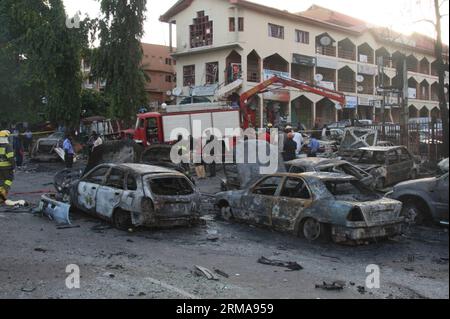 Beschädigte Autos wurden am 25. Juni 2014 am Standort einer Bombenexplosion im zentralen Geschäftsviertel in Nigerias Hauptstadt Abuja gesehen. Mindestens 19 Menschen wurden bei einem Bombenanschlag getötet und 52 weitere verletzt, der am Mittwoch das Gebiet von Abuja in Wuse erschütterte. (Xinhua/Olatunji Obasa) NIGERIA-ABUJA-EXPLOSION-OPFER PUBLICATIONxNOTxINxCHN beschädigte Autos sind Seen AM Ort einer Bombenexplosion im zentralen Geschäftsgebiet in der nigerianischen Hauptstadt Abuja AM 25 2014. Juni wurden mindestens 19 Prominente GETÖTET und 52 andere bei einem Bombenangriff verletzt Thatcher Rocked Wuse Gebiet von Abuja AM Mittwoch XINHUA Olatunj Stockfoto