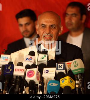 Der afghanische Präsidentschaftskandidat Dr. Ashraf Ghani Ahmadzai spricht während einer Pressekonferenz in Kabul, Afghanistan, am 25. Juni 2014. Dr. Ashraf Ghani Ahmadzai forderte am Mittwoch das Wahlgremium des Landes auf, die Ergebnisse der Präsidentschaftswahlen vom 14. Juni gemäß dem Wahlzeitplan bekannt zu geben. (Xinhua/Ahmad Massoud) AFGHANISTAN-KABUL-PRÄSIDENTSCHAFTSKANDIDATEN-PRESSEKONFERENZ PUBLICATIONxNOTxINxCHN der afghanische Präsidentschaftskandidat Dr. Ashraf Ghani spricht während einer Pressekonferenz in Kabul Afghanistan Juni 25 2014 Dr. Ashraf Ghani forderte AM Mittwoch die nationale WAHLINSTANZ an Ann Stockfoto