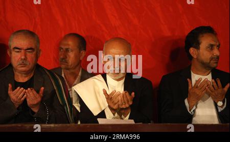 Der afghanische Präsidentschaftskandidat Dr. Ashraf Ghani Ahmadzai (C) betet während einer Pressekonferenz in Kabul, Afghanistan, am 25. Juni 2014. Dr. Ashraf Ghani Ahmadzai forderte am Mittwoch das Wahlgremium des Landes auf, die Ergebnisse der Präsidentschaftswahlen vom 14. Juni gemäß dem Wahlzeitplan bekannt zu geben. (Xinhua/Ahmad Massoud) AFGHANISTAN-KABUL-PRÄSIDENTSCHAFTSKANDIDATEN-PRESSEKONFERENZ PUBLICATIONxNOTxINxCHN der afghanische Präsidentschaftskandidat Dr. Ashraf Ghani C betet während einer Pressekonferenz in Kabul Afghanistan Juni 25 2014 Dr. Ashraf Ghani forderte AM Mittwoch das WAHLGREMIUM des Landes dazu auf Stockfoto