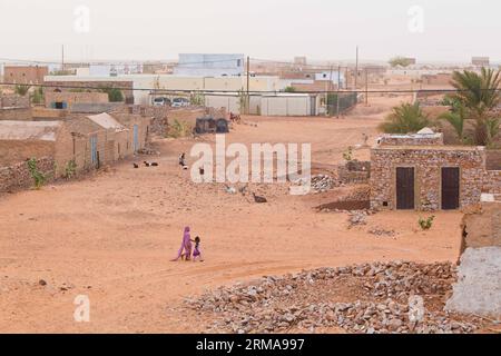 Das Foto vom 23. Juni 2014 zeigt die Stadt Chinguetti in der Region Adrar, Mauretanien. (Xinhua/Li Jing) (lyi) MAURETANIEN-ADRAR-CHINGUETTI-DAILY LIFE PUBLICATIONxNOTxINxCHN Foto aufgenommen AM 23. Juni 2014 zeigt die Stadt in der Region Adrar MAURETANIEN XINHUA links Jing lyi MAURETANIEN Adrar Daily Life PUBLICATIONxNOTxINxCHN Stockfoto