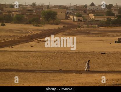 A man Walks in Chinguetti, einer antiken Stadt in der Region Adrar, Mauretanien, 23. Juni 2014. (Xinhua/Li Jing) (lyi) MAURETANIEN-ADRAR-CHINGUETTI-DAILY Life PUBLICATIONxNOTxINxCHN ein Mann geht in die antike Stadt in der Region Adrar MAURETANIEN 23. Juni 2014 XINHUA verließ Jing lyi MAURETANIEN Adrar Daily Life PUBLICATIONxNOTxINxCHN Stockfoto