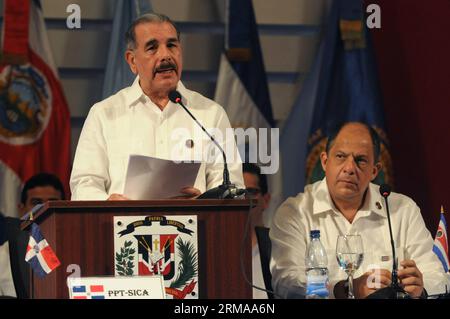 (140627) -- PUNTA CANA, June 27, 2014 (Xinhua) -- Dominican President Danilo Medina (L) delivers a speech next to his Costa Rican counterpart Luis Guillermo Solis during the XLIII Summit of the Heads of State and Government of Central American Integration System (SICA, for its acronym in Spanish), in Punta Cana city, Dominican Republic, on June 27, 2014. Heads of State of the eight SICA s countries members meet in Punta Cana at the summit. (Xinhua/Roberto Guzman) (jg) (sp) DOMINICAN REPUBLIC-PUNTA CANA-POLITICS-SUMMIT PUBLICATIONxNOTxINxCHN   Punta Cana June 27 2014 XINHUA Dominican President Stockfoto