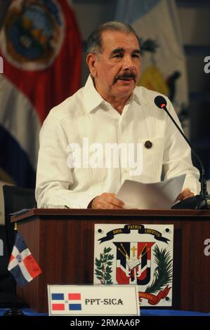 Der dominikanische Präsident Danilo Medina hält eine Rede auf dem Gipfel des Zentralamerikanischen Integrationssystems (SICA) in Puna Cana, der Dominikanischen Republik, am 27. Juni 2014. Die Staats- und Regierungschefs der acht SICA-Mitgliedstaaten trafen sich in Punta Cana zum Gipfel. (Xinhua/Roberto Guzman) DOMINIKANISCHE REPUBLIK-PUNTA CANA-POLITICS-SUMMIT PUBLICATIONxNOTxINxCHN der Dominikanische Präsident Danilo Medina hält eine Rede während des Gipfeltreffens des Zentralamerikanischen Integrationssystems SICA in Pune Cana die Dominikanische Republik traf sich AM 27 2014. Juni in Punta Cana zum Gipfel XINHUA Stockfoto