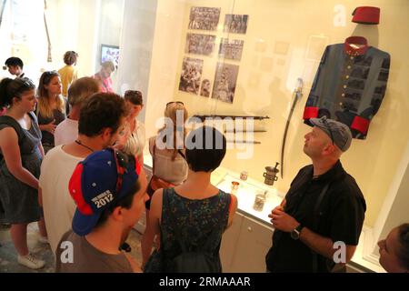 (140628) -- SARAJEVO, 28. Juni 2014 (Xinhua) -- Touristen beobachten am 28. Juni 2014 Exponate im Sarajevo Museum 1878-1918 in der Altstadt von Sarajevo, Bosnien und Herzegowina. In diesem Jahr jährt sich das Attentat auf Sarajevo zum 100. Mal. Erzherzog Franz Ferdinand, der Thronfolger Österreich-Ungarns, wurde mit seiner Frau Sophie während ihres Besuchs in Sarajevo am 28. Juni 1914 ermordet, der den Ersten Weltkrieg auslöste (Xinhua/Haris Memija) BOSNIEN UND HERZEGOWINA-SARAJEVO-WW I 100 JAHRESTAG PUBLICATIONxNOTxINxCHN Sarajevo Juni 28 2014 XINHUA Touristers Watch Exponate in den 1878 1918 S Stockfoto