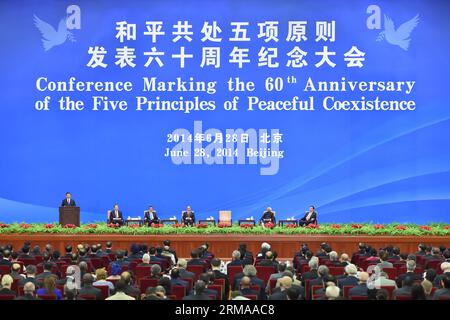 (140628) -- PEKING, 28. Juni 2014 (Xinhua) -- Eine Konferenz zum 60. Jahrestag der fünf Prinzipien friedlicher Koexistenz findet in der Großen Halle des Volkes in Peking, der Hauptstadt Chinas, am 28. Juni 2014 statt. (Xinhua/Li Tao)(wjq) CHINA-PEKING-KONFERENZ (CN) PUBLICATIONxNOTxINxCHN Peking Juni 28 2014 XINHUA eine Konferenz zum 60. Jahrestag der fünf Prinzipien des friedlichen IS-Helden in der Großen Halle der Prominenten in Peking Hauptstadt Chinas Juni 28 2014 XINHUA verließ Tao China Peking Konferenz CN PUNOBLATINxCHN Stockfoto