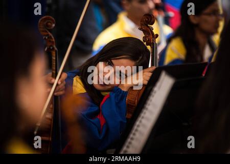 Ein Mitglied des Francisco de Miranda Youth Symphonic Orchestra reagiert darauf, bevor es während der Eröffnungszeremonie der Fotoausstellung „Acserations between China and Venezuela“ zum 40. Jahrestag der Aufnahme der diplomatischen Beziehungen zwischen China und Venezuela am 28. Juni 2014 in Caracas auftritt. Der venezolanische Kanzler Elias Jaua und der chinesische Botschafter in Venezuela Zhao Rongxia nahmen an der Eröffnungszeremonie am Samstag Teil. (Xinhua/Boris Vergara) (jp) (da) (zjl) VENEZUELA-CHINA-RELATIONS-MEMORATION PUBLICATIONxNOTxINxCHN Mitglied des Francisco de Miranda Youth Symphonic OR Stockfoto