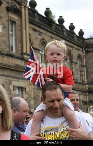 Am 28. Juni 2014 in Stirling, Schottland, Großbritannien, wird der Tag der Streitkräfte gefeiert. Der Tag der britischen Streitkräfte wurde am Samstag in Stirling in Schottland mit einer großen Parade und Menschenmassen gefeiert, um Soldaten und Frauen zu ehren. (Xinhua/Guo Chunju) (zcc) BRITANNIEN-STIRLING-STREITKRÄFTE-Tag-FEIER PUBLICATIONxNOTxINxCHN Prominente nehmen an der Feier des Tages der Streitkräfte in Stirling Schottland im Juni 28 2014 Britannien-Tag der Streitkräfte Teil, was AM Samstag in Stirling City in Schottland mit einer Grand Parade und zahlreichen Prominenten in H gefeiert wurde Stockfoto