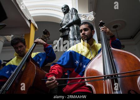 Das Francisco de Miranda Youth Symphonic Orchestra spielt während der Eröffnungszeremonie der Fotoausstellung Acserations between China and Venezuela anlässlich des 40. Jahrestages der Aufnahme der diplomatischen Beziehungen zwischen China und Venezuela, in Caracas am 28. Juni 2014. Der venezolanische Kanzler Elias Jaua und der chinesische Botschafter in Venezuela Zhao Rongxia nahmen an der Eröffnungszeremonie am Samstag Teil. (Xinhua/Boris Vergara) (jp) (da) (zjl) VENEZUELA-CHINA-RELATIONS-MEMORATION PUBLICATIONxNOTxINxCHN das Francisco de Miranda Youth Symphonic Orchestra tritt während der Eröffnungsfeier auf Stockfoto