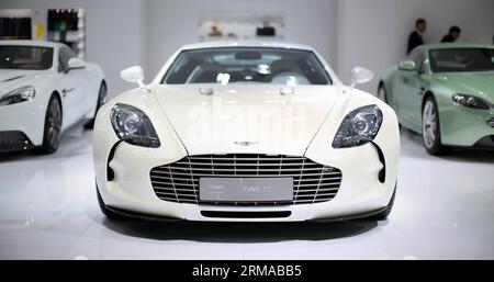 (140630) -- SHENGYANG, 30. Juni 2014 (Xinhua) -- ein Aston Martin One-77 wird auf der China (Shenyang) Auto Industry Expo 2014 in Shenyang, der Hauptstadt der nordöstlichen Provinz Liaoning, am 30. Juni 2014 ausgestellt. Die 6-tägige Autoshow endete hier am Montag. (Xinhua/Yao Jianfeng) (hdt) CHINA-SHENYANG-AUTO INDUSTRY-EXPO (CN) PUBLICATIONxNOTxINxCHN Sheng Yang Juni 30 2014 XINHUA to Aston Martin One 77 WIRD AUF der China Shenyang Car Industry EXPO 2014 in Shenyang Hauptstadt der Nordostchina S Liaoning Provinz Juni 30 2014 gezeigt die 6-tägige Car Show endete hier AM Montag XINHUA Yao Jianfeng HDT China She Stockfoto