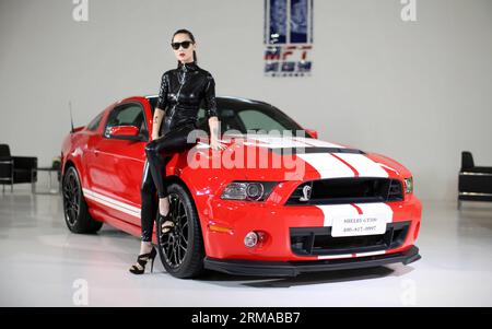 (140630) -- SHENGYANG, 30. Juni 2014 (Xinhua) -- Ein Modell präsentiert ein Ford Mustang Shelby GT500 Coupé auf der China (Shenyang) Auto Industry Expo 2014 in Shenyang, der Hauptstadt der nordöstlichen Provinz Liaoning, am 30. Juni 2014. Die 6-tägige Autoshow endete hier am Montag. (Xinhua/Yao Jianfeng) (hdt) CHINA-SHENYANG-AUTO INDUSTRY-EXPO (CN) PUBLICATIONxNOTxINxCHN Sheng Yang Juni 30 2014 XINHUA A Model präsentiert ein Ford Mustang Shelby GT500 Coupé AUF der China Shenyang Car Industry EXPO 2014 in Shenyang Hauptstadt von Nordostchina S Liaoning Provinz Juni 30 2014 die 6-tägige Autoausstellung endete hier AM Montag XIN Stockfoto