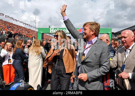 Zandvoort, Niederlande. 27. August 2023. König Willem-Alexander (NLD) mit seiner Frau Königin Maxima auf dem Startfeld. Formel-1-Weltmeisterschaft, Rd 14, großer Preis der Niederlande, Sonntag, 27. August 2023. Zandvoort, Niederlande. Quelle: James Moy/Alamy Live News Stockfoto