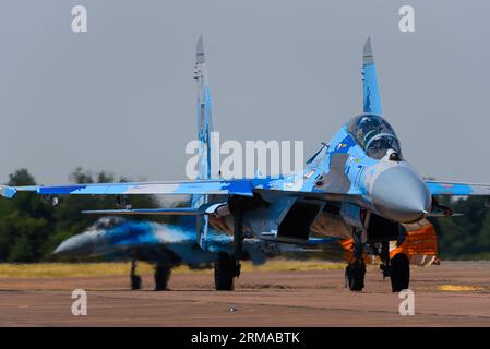 Ukrainische Luftwaffe Sukhoi Su-27 Flanker Kampfflugzeuge Rollen nach der Landung auf Royal International Air Tattoo, RIAT, RAF Fairford Airshow, UK Stockfoto