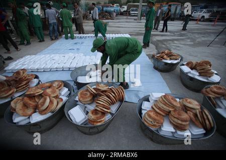 (140701) -- KABUL, 30. Juni 2014 (Xinhua) -- afghanische Gemeindearbeiter bereiten Nahrung zu, bevor sie sie verteilen, damit die Menschen ihr Fasten während des heiligen Monats Ramadan in Kabul, Afghanistan, am 30. Juni 2014 brechen können. Afghanische Gemeindearbeiter verteilen während des heiligen Monats Ramadan Nahrungsmittel für über 5.000 arme Menschen. (Xinhua/Ahmad Massoud) AFGHANISTAN-KABUL-RAMADAN PUBLICATIONxNOTxINxCHN KABUL Juni 30 2014 XINHUA Arbeiter der afghanischen Gemeinde bereiten Nahrung vor, bevor sie für Prominente verteilen, um sie fast während des Heiligen Monats Ramadan in Kabul Afghanistan am 30 2014. Juni zu brechen Stockfoto