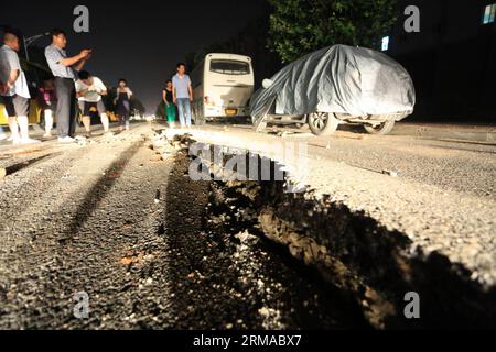 (140701) -- DALIAN, 1. Juli 2014 (Xinhua) -- Risse sind in der Straße zu sehen, nachdem eine Rohölpest aus einer Pipeline von PetroChina, dem größten Öl- und Gasproduzenten des Landes, einen großen Brand in Dalian, einer Küstenstadt in der nordöstlichen Provinz Liaoning, am 1. Juli 2014 verursacht hat. Die Ölpipeline in der Nähe der Dalian University im New District Jinzhou wurde beschädigt und Öl lief am Montagabend durch die Bohrarbeiten eines lokalen Bauingenieurunternehmens aus. Die Leckage flog in das städtische Abwasserleitungsnetz und Feuer brach am Ausgang der städtischen Rohrleitungen aus. Anwohner in der Nähe wurden evakuiert und Stockfoto