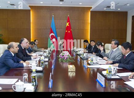 (140701) -- PEKING, 1. Juli 2014 (Xinhua) -- der chinesische Außenminister Wang Yi (2. R) trifft sich mit dem aserbaidschanischen Außenminister Elmar Mammadyarov (2. L) in Peking, der Hauptstadt Chinas, am 1. Juli 2014. (Xinhua/Wang YE) (zkr) CHINA-WANG YI-ASERBAIDSCHAN-MAMMADYAROV-MEETING(CN) PUBLICATIONxNOTxINxCHN Peking 1. Juli 2014 XINHUA Chinesische Außenminister 2014 Wang Yi 2 Stockfoto