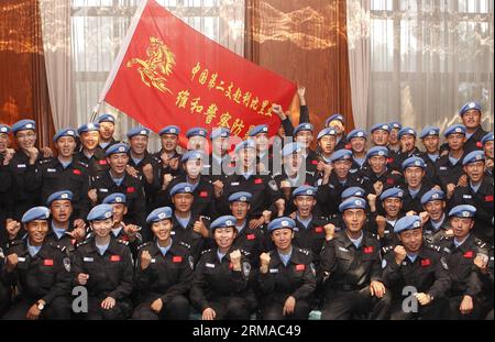 (140701) -- PEKING, 1. Juli 2014 (Xinhua) -- die chinesische Polizei posiert für ein Gruppenfoto, bevor sie am Flughafen in Peking, China, am 1. Juli 2014 nach Liberia abreist. Die zweite Gruppe chinesischer Polizeiaufständischer nach Liberia verließ Peking am Dienstag, um sich einer achtmonatigen UN-Friedensmission in Liberia anzuschließen. (Xinhua/Wang Shen) (hdt) CHINA-BEIJING-RIOT POLICE-LIBERIA-DEPARTURE (CN) PUBLICATIONxNOTxINxCHN Peking 1. Juli 2014 XINHUA Chinese Riot Police posiert für ein Gruppenfoto, bevor sie AM Flughafen in Peking nach Liberia abreist China 1. Juli 2014 die zweite Ladung der chinesischen Polizei-Riot-Truppe nach Liberia Stockfoto