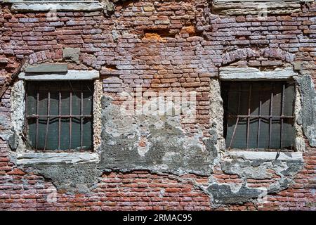 Altes mittelalterliches, abgenutztes Backsteinmauerwerk in Venedig, Italien. Stockfoto
