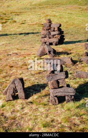 An der irischen Küste werden traditionelle Torfblöcke aus einem reichen und vielfältigen Feuchtgebiet geerntet. Stockfoto