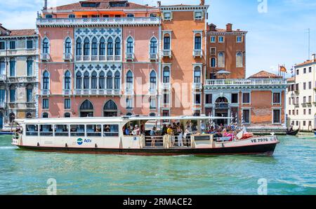 Venedig, Italien - Mai 29 2023: Überfüllter öffentlicher venezianischer Wasserbus namens Vaporetto (ACTV) am Canale Grande in Venedig Stockfoto