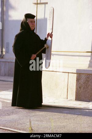 Galati County, Rumänien, 1999. Nonne spielt das Semantron im Kloster Vladimiresti. Stockfoto