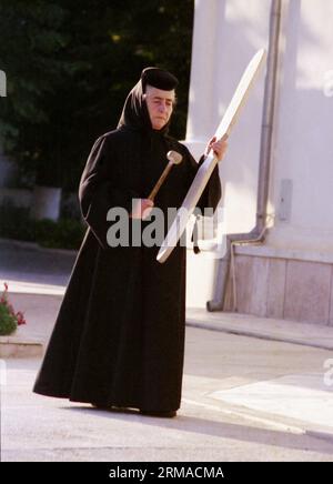 Galati County, Rumänien, 1999. Nonne spielt das Semantron im Kloster Vladimiresti. Stockfoto
