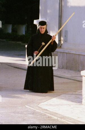 Galati County, Rumänien, 1999. Nonne spielt das Semantron im Kloster Vladimiresti. Stockfoto