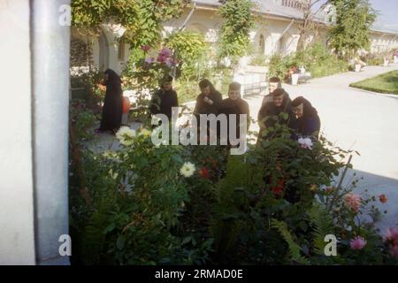 Kloster Vladimiresti, Kreis Galati, Rumänien, 1999. Mutter Veronica (Mitte), die Gründerin des Klosters, und andere Nonnen im Innenhof des Klosters. Stockfoto