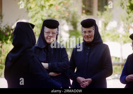 Kloster Vladimiresti, Kreis Galati, Rumänien, 1999. Mutter Veronica (links), die Gründerin des Klosters, spricht mit den Nonnen. Stockfoto