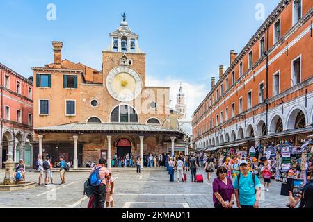 Venedig, Italien - Mai 30 2023: Chiesa di San Giacomo di Rialto eine gotische katholische Kirche in der Nähe der Rialto-Brücke in Venedig. Stockfoto