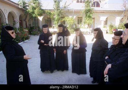 Kloster Vladimiresti, Kreis Galati, Rumänien, 1999. Mutter Veronica (links), die Gründerin des Klosters, spricht mit den Nonnen. Stockfoto