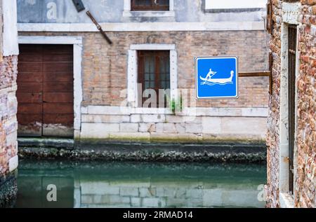 Blaues Verkehrsschild der Gondel auf den schmalen Wasserkanälen in Venedig. Stockfoto