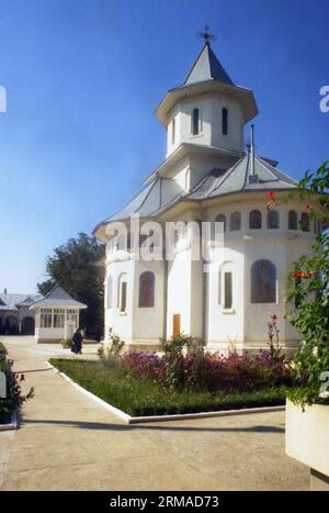 Galati County, Rumänien, 1999. Außenansicht des Klosters Vladimiresti. Stockfoto