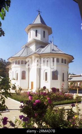 Galati County, Rumänien, 1999. Außenansicht des Klosters Vladimiresti. Stockfoto