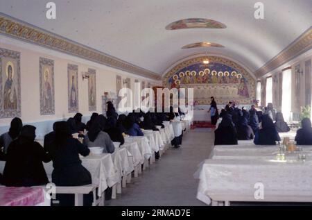 Kloster Vladimiresti, Kreis Galati, Rumänien, 1999. Nonnen essen ihr Mittagessen im Refectory. Stockfoto