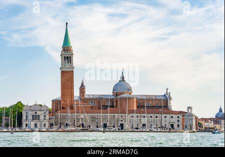 Venedig, Italien - Mai 29 2023: Blick über den Canale Grande mit der Kirche San Giorgio Maggiore in Venedig. Stockfoto
