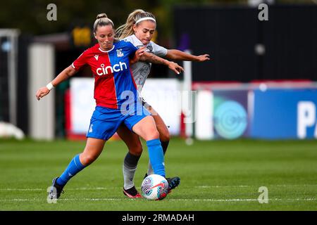 London, Großbritannien. 27. August 2023. Anna Filbey (5 Crystal Palace) und Charlie Escort (17 Reading) kämpfen im Rahmen der Barclays FA Womens Championship zwischen Crystal Palace und Reading im VBS Community Stadium um den Ball. Liam Asman/Alamy Live News Stockfoto