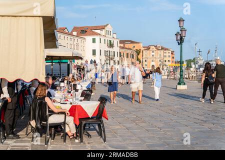 Venedig, Italien - Mai 29 2023: Touristenmassen auf der kopfsteingepflasterten Gasse in der Nähe des Canale Grande in Venedig. Stockfoto