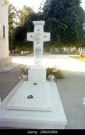 Kloster Vladimiresti, Kreis Galati, Rumänien, 1999. Der Grabstein der Gründerin des Klosters, Veronica, wurde vor ihrem Tod vorbereitet. Stockfoto