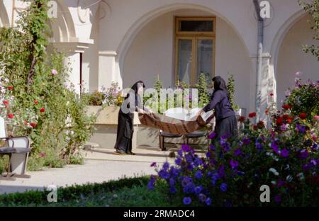 Kloster Vladimiresti, Kreis Galati, Rumänien, 1999. Nonnen, die mit täglichen Aufgaben beschäftigt sind. Stockfoto