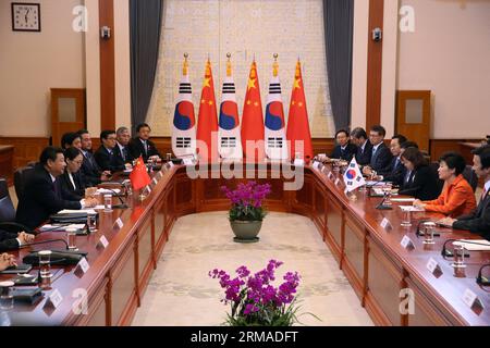 (140703) -- SEOUL, 3. Juli 2014 (Xinhua) -- der chinesische Präsident Xi Jinping (1. L) führt Gespräche mit dem südkoreanischen Präsidenten Park Geun-hye (2. R) in Seoul, Südkorea, 3. Juli 2014. (Xinhua/Yao Dawei) (hdt) SÜDKOREA-SEOUL-CHINA-XI JINPING-PARK GEUN-HYE-TALKS PUBLICATIONxNOTxINxCHN Seoul 3. Juli 2014 XINHUA chinesischer Präsident XI Jinping 1. l führt Gespräche mit dem südkoreanischen Präsidenten Park Geun Hye 2. r in Seoul Südkorea 3. Juli 2014 XINHUA Yao Dawei HDT Südkorea Seoul China XI JinpingPeuxPeuxN Gespräche Stockfoto
